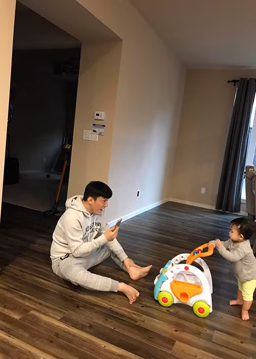 Trở về nhà sau những lần đi diễn xa, Lam Trường dành phần lớn thời gian chơi cùng con gái.