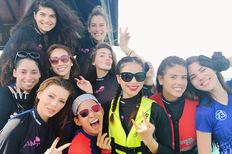 Phạm Hương hội ngộ dàn thí sinh tham gia Hoa hậu Hoàn vũ Thế giới 2015.