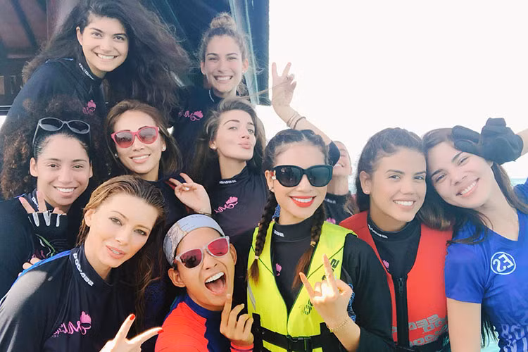 Phạm Hương hội ngộ dàn thí sinh tham gia Hoa hậu Hoàn vũ Thế giới 2015.