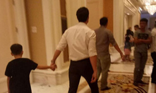 Bé Subeo nắm tay Kim Lý. Ảnh: Vietnamnet