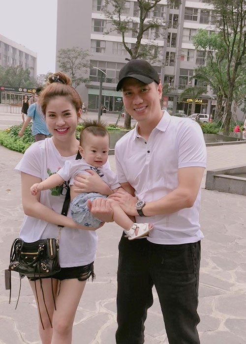 Vợ chồng Việt Anh đưa con trai đi dạo vào mỗi buổi sáng.