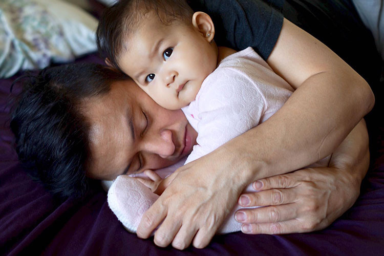 "Con gái ba tình cảm vô cùng, mỗi lần Trường ôm ấp bé là bé tựa đầu tựa má thế này", nam ca sĩ tâm sự về con gái.