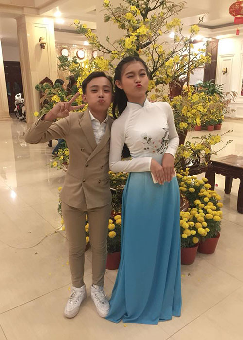 Khác với vẻ ngoài chững chạc trên sân khấu, Hồ Văn Cường nhí nhảnh, đáng yêu ở đời thường.