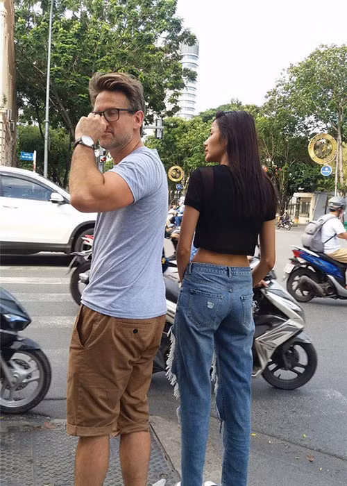 Bạn trai ngoại quốc cũng chính là người ủng hộ Hoàng Thùy tham gia cuộc thi Hoa hậu Hoàn vũ Việt Nam 2017. Ảnh: Khám phá