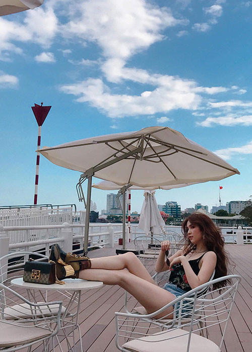 Ngọc Trinh ăn mặc cá tính, gợi cảm là một trong những tin tức sao Việt trong ngày 28/4.