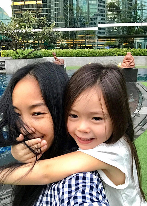 Khoảnh khắc vui đùa cùng con gái của Đoan Trang đầy bình yên, hạnh phúc.