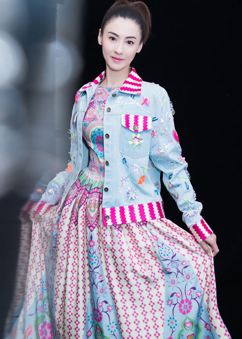 7 năm sau khi ly hôn, vợ cũ của Tạ Đình Phong ngày càng trẻ trung, xinh đẹp. Ảnh: Weibo