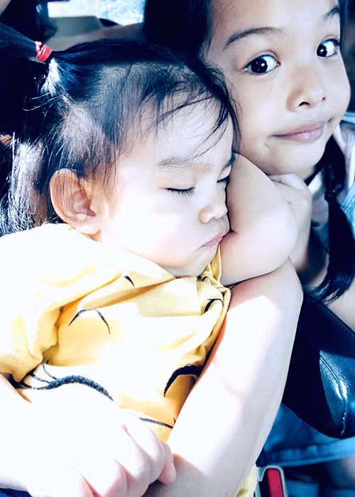 Hai con gái của sao Việt Phạm Quỳnh Anh ngày càng kháu khỉnh.