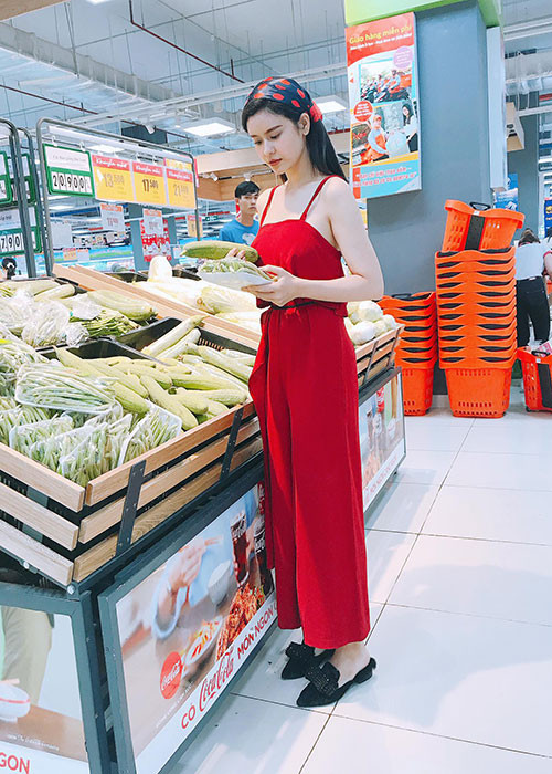 Trương Quỳnh Anh đi siêu thị mua đồ nấu ăn cho con trai.