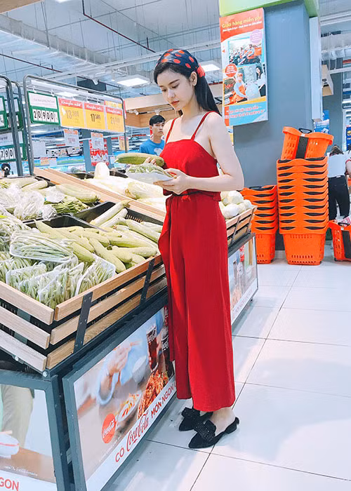 Trương Quỳnh Anh đi siêu thị mua đồ nấu ăn cho con trai.