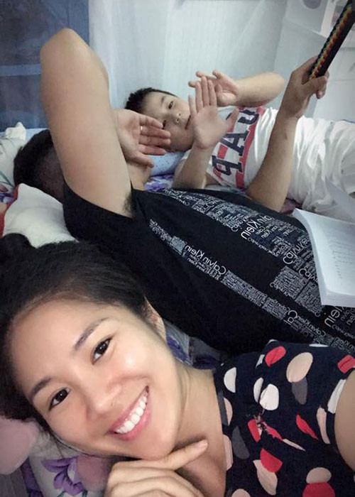 Chồng trẻ của Lê Phương dạy con trai riêng của vợ học toán.