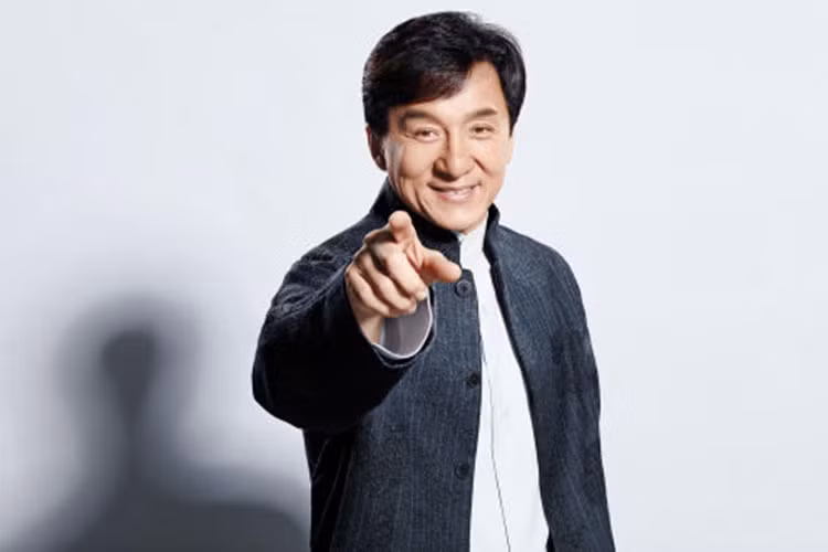 Mặc lời cầu cứu của con gái rơi, Thành Long hiện vẫn giữ im lặng như thường thấy.