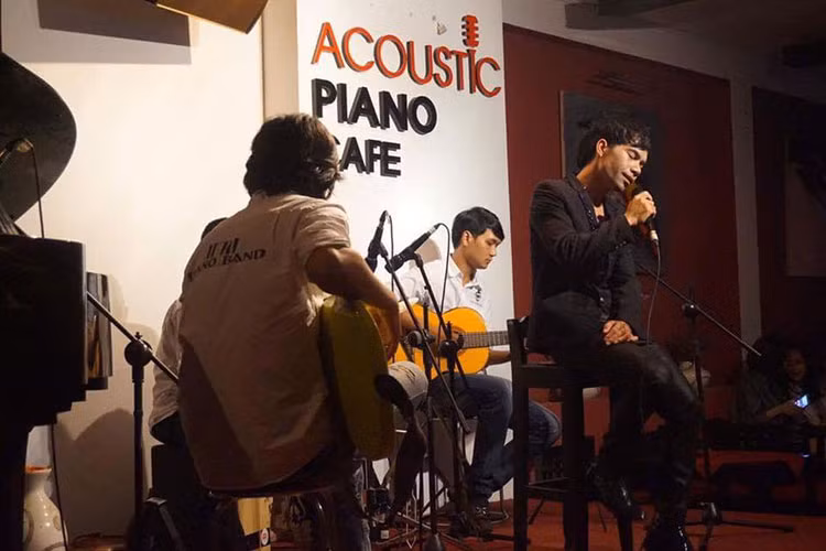 Nam ca sĩ thường xuyên đi diễn ở các phòng trà, đám cưới hay tại sự kiện âm nhạc. Ảnh: FBNV