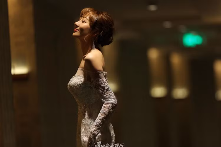 Tưởng Lệ Sa sinh năm 1985, kém Trần Hạo Dân đến 16 tuổi.