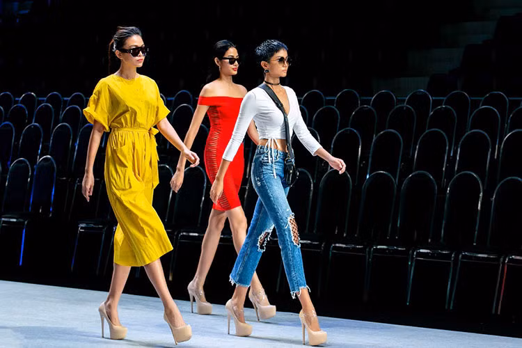 Sự xuất hiện của H’hen Niê, Hoàng Thùy và Mâu Thủy trên sàn catwalk nhận được sự mong đợi của khán giả.