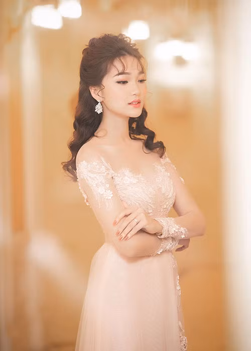 Ngọc Nữ được mệnh danh là "nữ PG hot nhất Facebook" bởi tại cuộc thi Người đẹp Kinh Bắc 2017, dù xuất hiện là người tham gia hỗ trợ trao giải nhưng cô đã làm lu mờ các thí sinh.