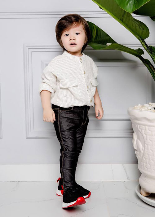 Quý tử nhà Elly Trần tạo dáng chuyên nghiệp trước ống kính máy ảnh.