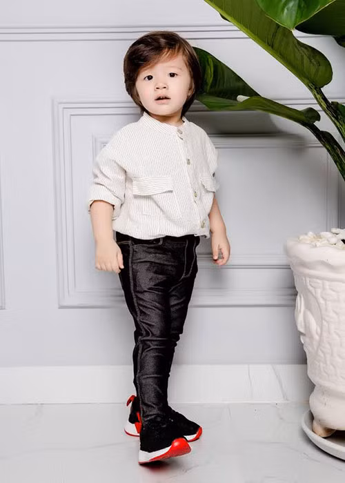 Quý tử nhà Elly Trần tạo dáng chuyên nghiệp trước ống kính máy ảnh.