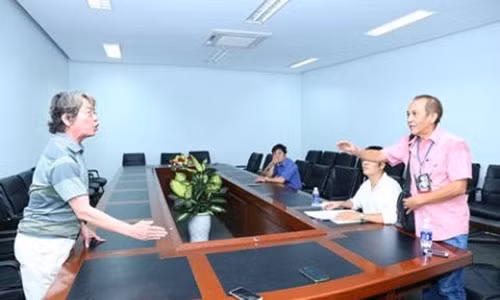 Nhạc sĩ Phó Đức Phương và đại diện Đồng Đao tranh cãi. Ảnh: Zing