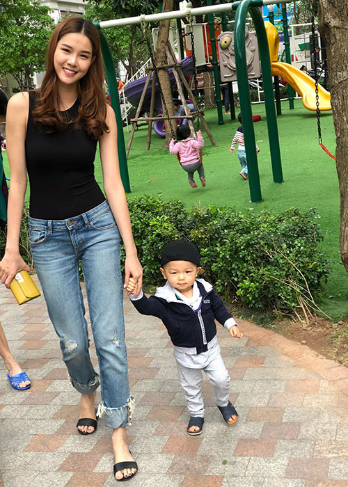 Kỳ Hân dắt con trai đi dạo chơi.