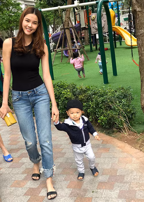 Kỳ Hân dắt con trai đi dạo chơi.