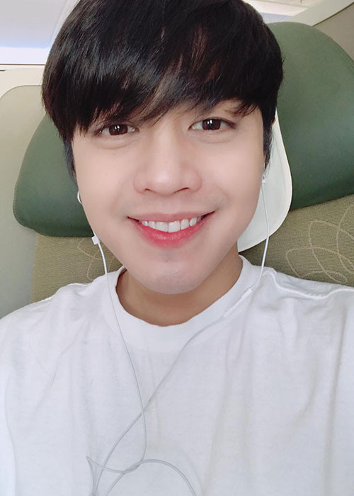 Noo Phước Thịnh tâm sự: “Có cả một thế giới, nơi chỉ tồn tại những điều hạnh phúc và nụ cười. Tại bạn quên mất đó thôi, chứ nó ở sát ngay bên bạn”.