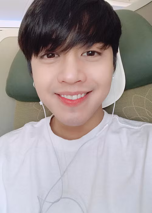 Noo Phước Thịnh tâm sự: “Có cả một thế giới, nơi chỉ tồn tại những điều hạnh phúc và nụ cười. Tại bạn quên mất đó thôi, chứ nó ở sát ngay bên bạn”.