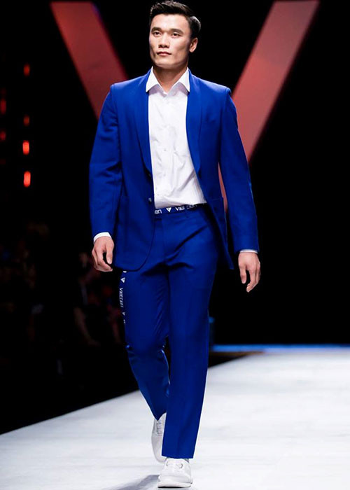 Bùi Tiến Dũng catwalk. Ảnh: Zing