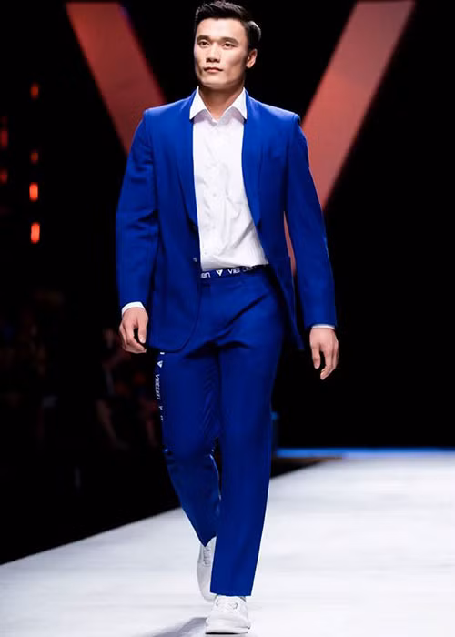 Bùi Tiến Dũng catwalk. Ảnh: Zing