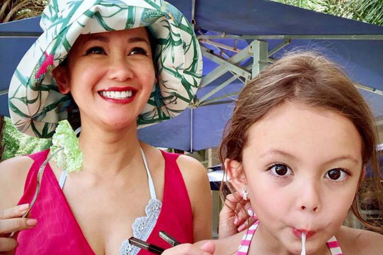 Hồng Nhung tận hưởng kỳ nghỉ lễ bên gia đình và bạn bè ở biển.