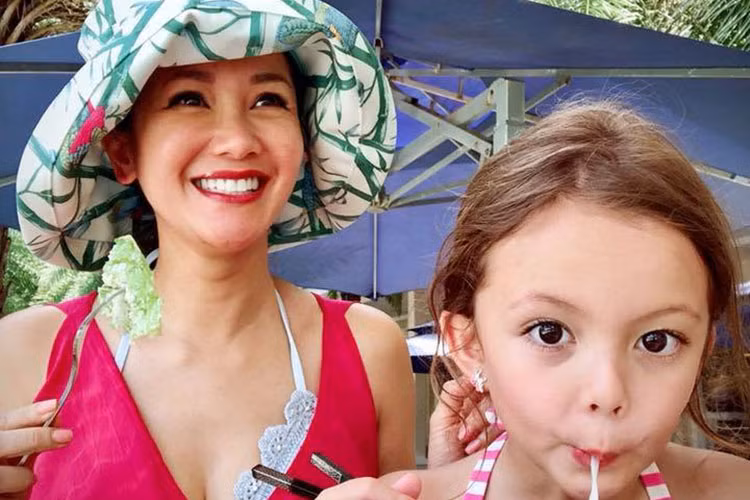 Hồng Nhung tận hưởng kỳ nghỉ lễ bên gia đình và bạn bè ở biển.