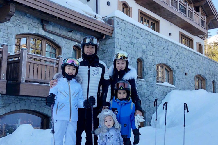 Vợ chồng Triệu Văn Trác thường xuyên đưa các con đi nghỉ dưỡng. Ảnh: Weibo