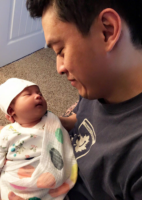 Lam Trường cũng từng tâm sự dù anh và vợ có vất vả bao nhiêu nhưng chỉ cần thấy con gái ăn ngon ngủ ngoan thì cả hai đã rất hạnh phúc.