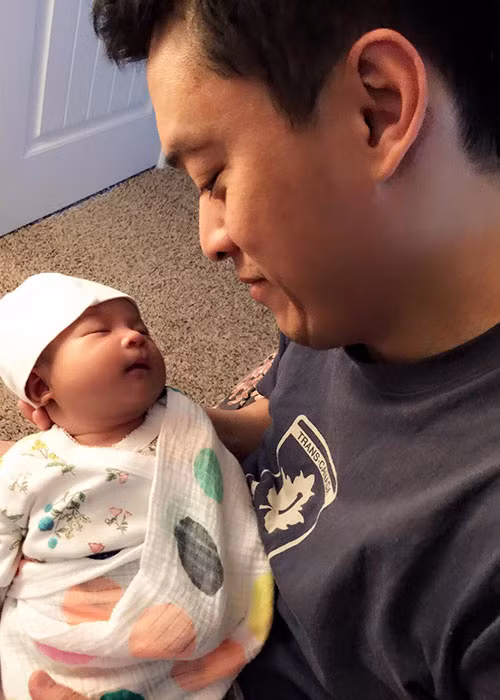 Lam Trường cũng từng tâm sự dù anh và vợ có vất vả bao nhiêu nhưng chỉ cần thấy con gái ăn ngon ngủ ngoan thì cả hai đã rất hạnh phúc.