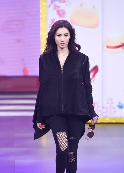 Bá Chi tích cực hoạt động nghệ thuật để kiếm tiền nuôi con trai. Ảnh: Weibo