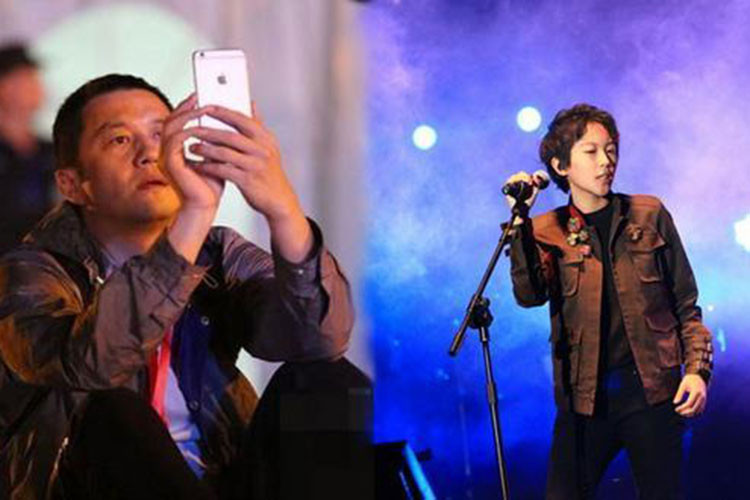 Trong concert đầu tiên của Đậu Tĩnh Đồng, Lý Á Bằng đến cổ vũ con gái riêng của vợ cũ. Ảnh: Sina