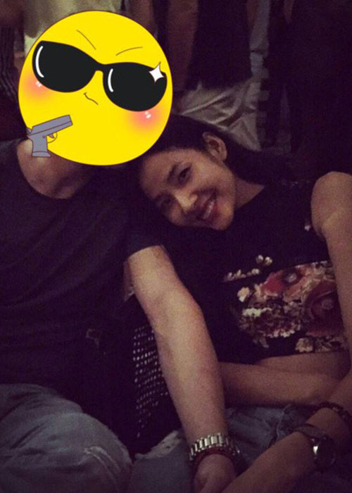 Á hậu Hoàng Thùy khá kín tiếng về chuyện tình cảm. Năm 2016, khi sống và làm việc ở Anh, cô liên tục úp mở về bạn trai ngoại quốc. Ảnh: FBNV