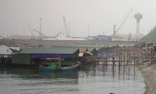 Các bè nổi tại Vũng Áng chiều 24/4. Ảnh: Phương Nam