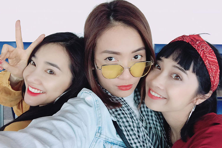 Hot Face sao Việt 24h: Trên trang cá nhân, ca sĩ Ái Phương chia sẻ loạt ảnh sang Thái Lan. Chuyến đi có sự góp mặt của Nhã Phương, Phương Anh - em gái của Nhã Phương, Ngô Kiến Huy.