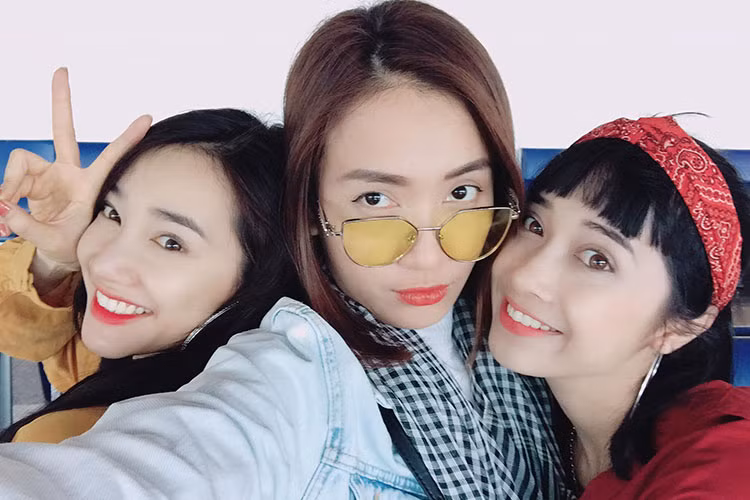 Hot Face sao Việt 24h: Trên trang cá nhân, ca sĩ Ái Phương chia sẻ loạt ảnh sang Thái Lan. Chuyến đi có sự góp mặt của Nhã Phương, Phương Anh - em gái của Nhã Phương, Ngô Kiến Huy.