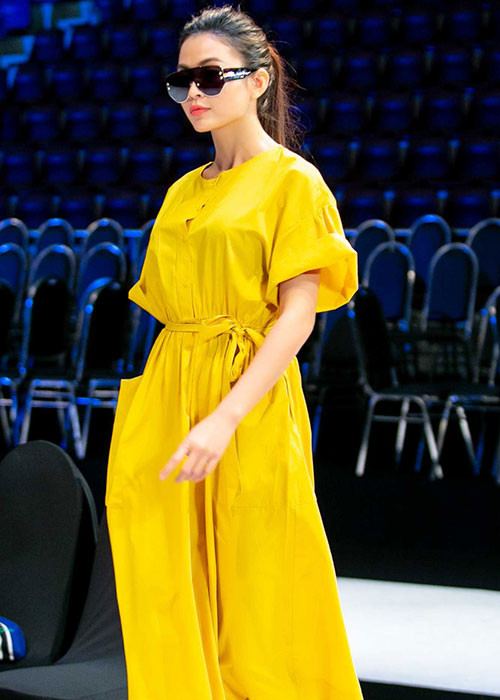 Khác với H'hen Niê và Mâu Thủy, Mâu Thủy lựa chọn trang phục khá kín đáo khi đến tổng duyệt.