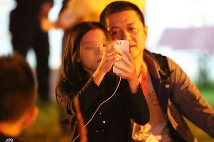 Bé Lý Yên dùng điện thoại ghi lại hình ảnh người chị cùng mẹ khác cha. Ảnh: Sina