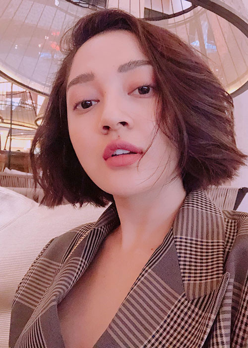 Bảo Anh than thở: “Cuộc đời bế tắc thật sự khi 1000 bệnh dồn vào một lúc, hủy show, huỷ mọi hoạt động, nằm 1 chỗ, bị cách ly khỏi loài người. Hãy đợi đấy. Ta sẽ trở lại và quằn quại hơn xưa”.