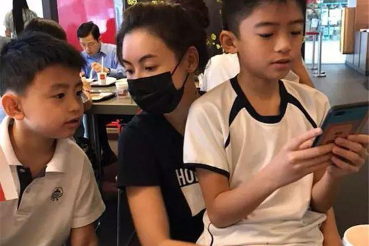 Trước những tin đồn hẹn hò, Trương Bá Chi luôn giữ im lặng. Ảnh: Weibo