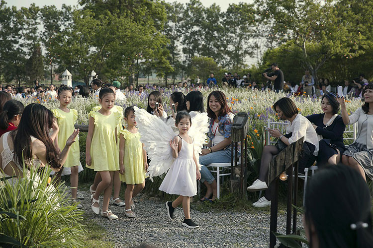 Con gái của Xuân Lan tự tin trình diễn trong vai trò người mẫu nhí.