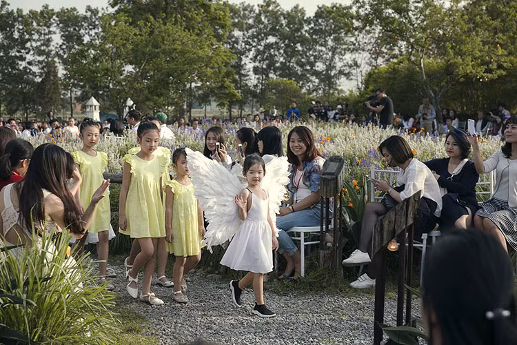 Con gái của Xuân Lan tự tin trình diễn trong vai trò người mẫu nhí.