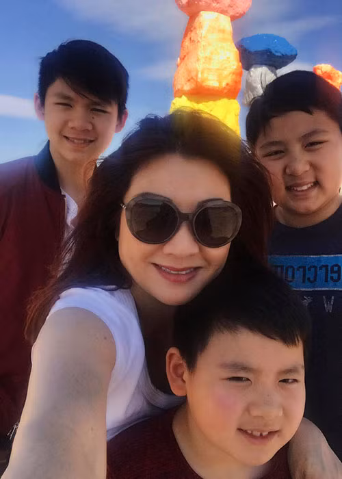 Vợ cũ của Bằng Kiều đưa các cậu con trai đi chơi nhân dịp kỳ nghỉ xuân.