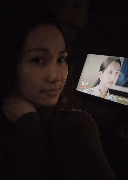 Kim Hiền tâm sự: “Ba mẹ chồng mở tivi lên! Phim mình đóng trước khi qua đây định cư! Nhớ mọi người quá, nhớ ngày ấy mình đang mang bầu Yvona mà lăn lộn từ sáng tới tối khuya. Nhớ phim Việt Nam”.