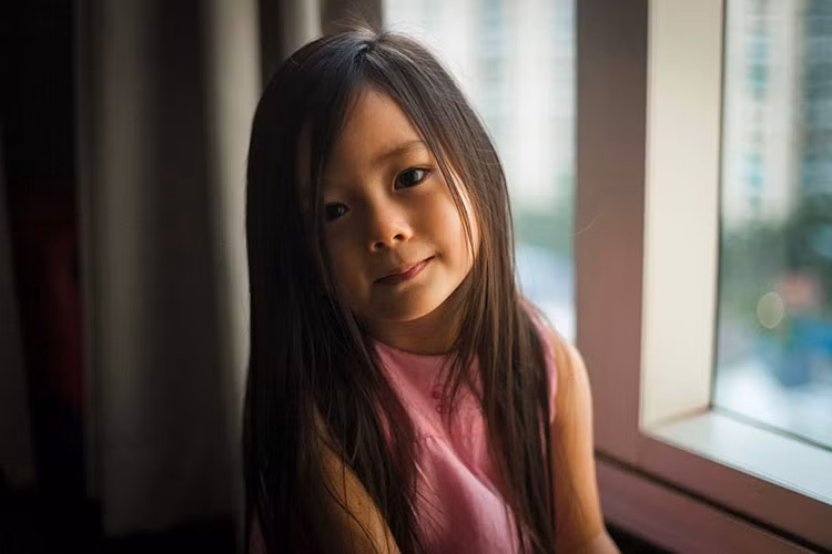 "...Ngoại còn hay kể những kỷ niệm về mẹ khi lên 4 tuổi rằng mẹ đã bắt đầu biết hát và đã chập chững bước lên sân khấu cầm mic hát những bài hát đầu tiên. Rồi ngoại đã âm thầm cất kỹ những chiếc đầm "khởi nghiệp" của mẹ suốt gần 40 năm qua, để hôm nay ngoại bất ngờ trao lại cho Sol để Sol được mặc lại chiếc đầm của mẹ khi mẹ tròn 4 tuổi".