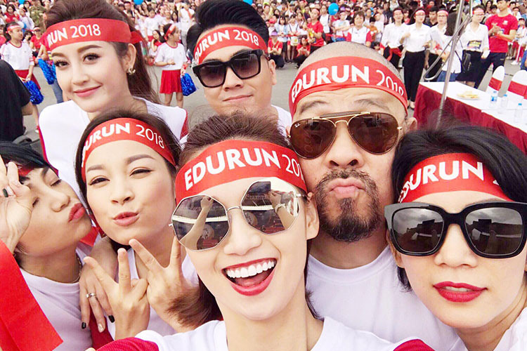 Dàn nghệ sĩ Việt xuống phố chạy bộ là một trong những tin tức sao Việt trong ngày 1/4.